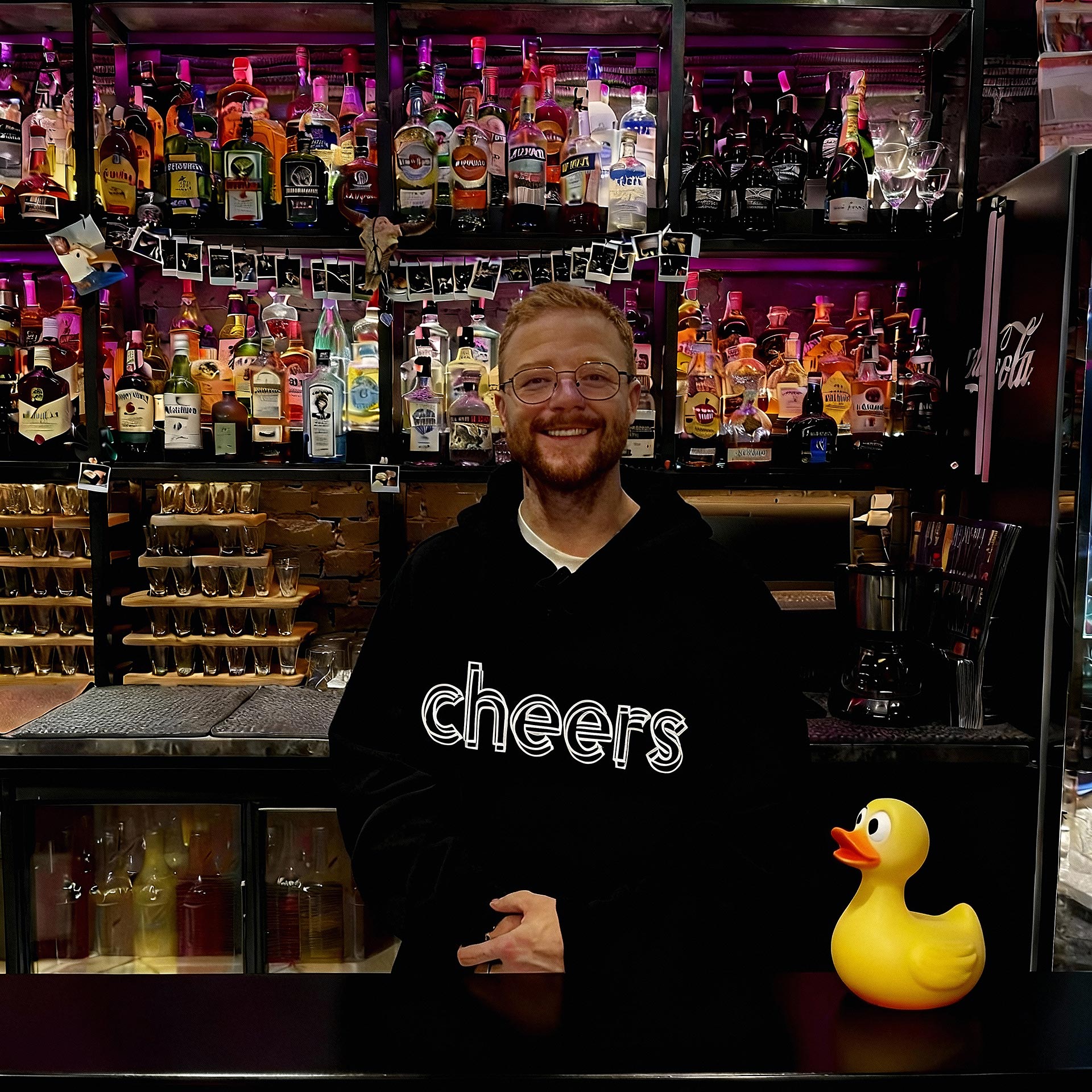 Цыпа, он не из твоей лиги. У нас новый бармен — Рома.